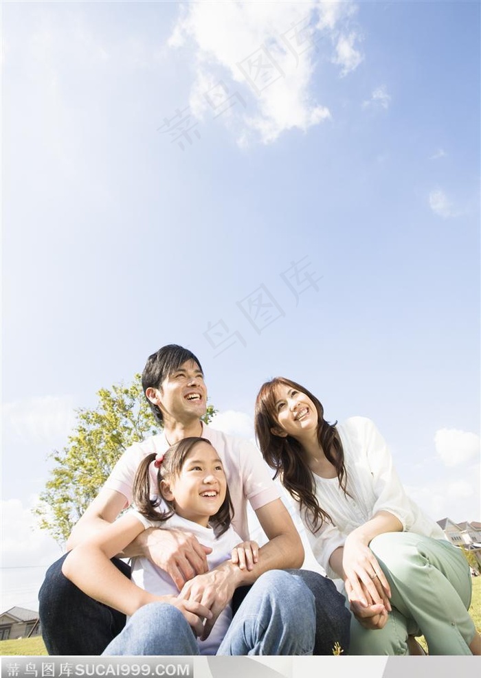 幸福的一家-蹲在地上仰望前方的一家三口