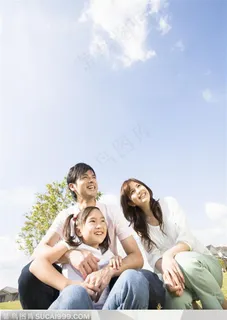 幸福的一家-蹲在地上仰望前方的一家三口