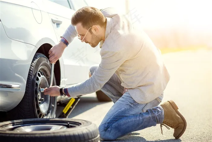 汽车维修的男人图