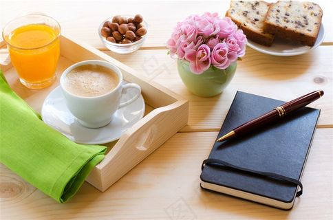 钢笔记事本与咖啡果汁摄影