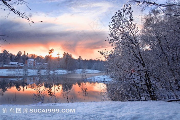 大雪覆盖的土地和小村庄图片素材
