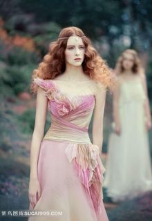穿粉色裙子的古典美女
