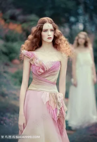 穿粉色裙子的古典美女