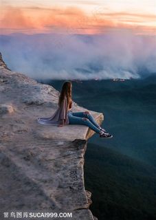 坐在悬崖边上的孤独美女 坐在悬崖边上的孤独美女