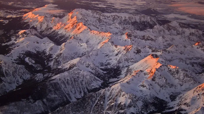 雪山霞光