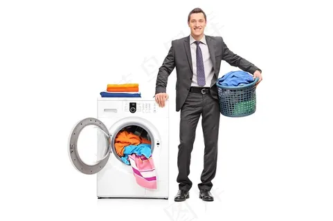 职业男士洗衣服人物摄影高清图片