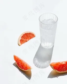 一杯干净水图片