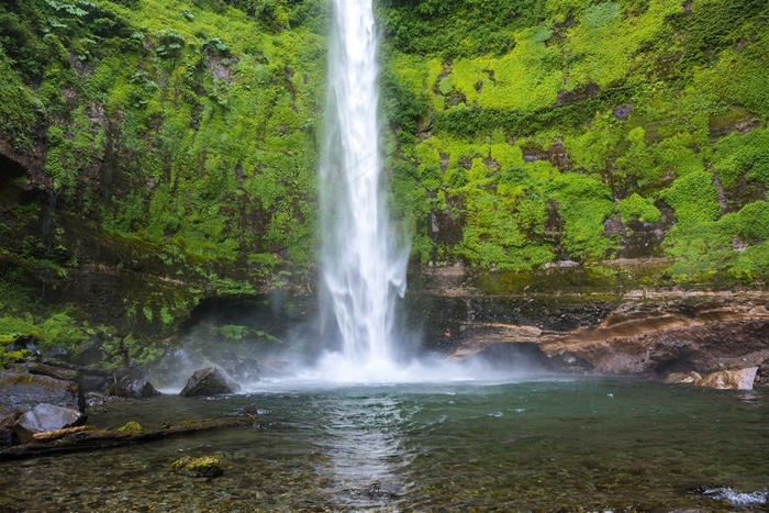 水流从山上落下