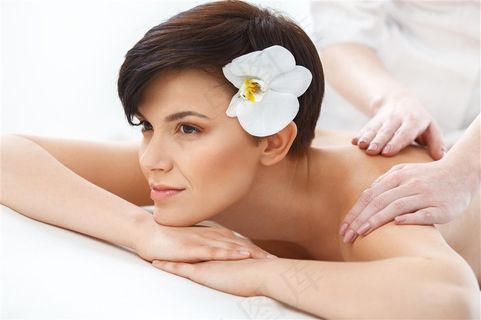 戴着花朵护理的美女