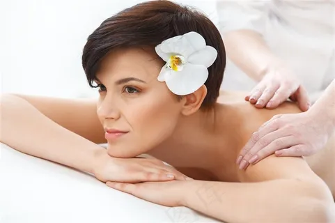 戴着花朵护理的美女