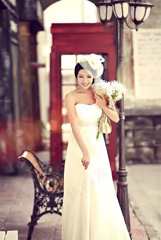 穿婚纱拿手捧花的美女