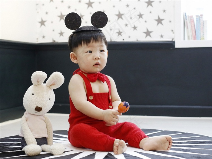 坐在玩具旁边的可爱幼儿