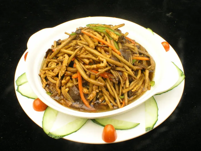 酱肉烩茶树菇