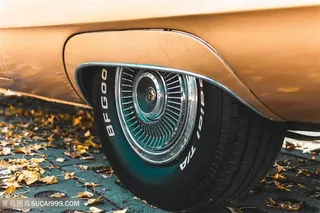 美国老式跑车轮胎特写