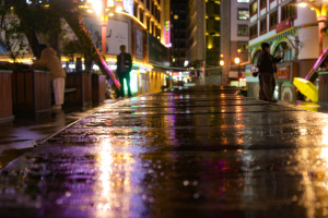 雨后街头灯光夜景