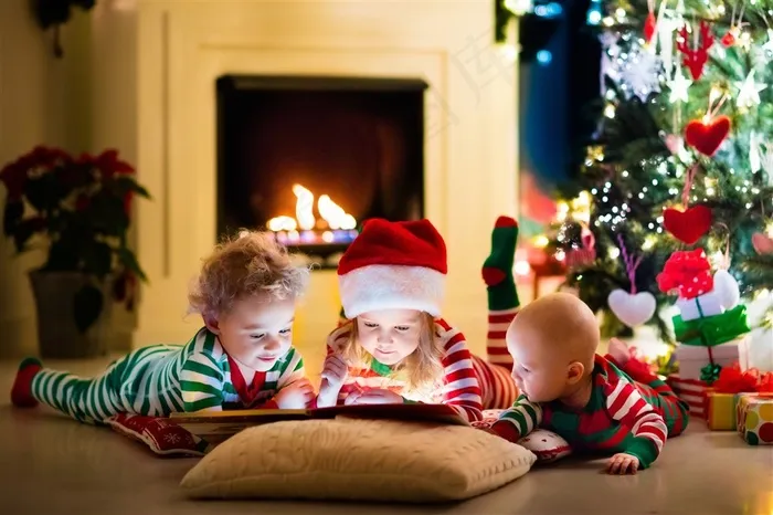 在房间里玩的小孩儿童图片