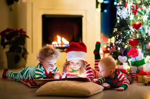 在房间里玩的小孩儿童图片