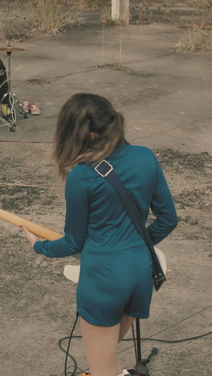 弹奏歌曲时从后面看到的吉他手女孩