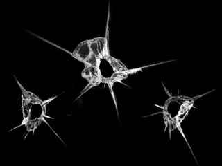 黑底破碎的玻璃