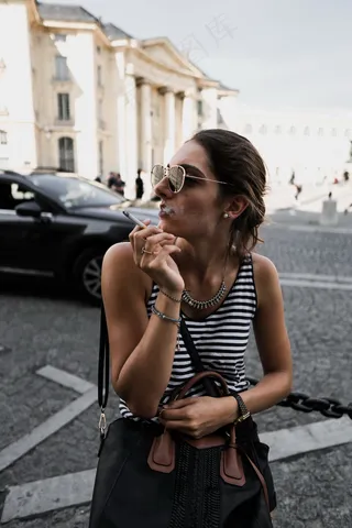 欧美写真抽烟美女图片