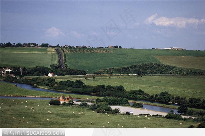 被草场包围的牧场