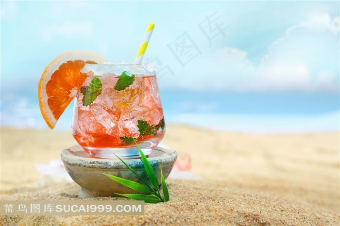 海边沙滩上的冰镇鲜橙鸡尾酒高清图片