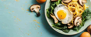 美食方便面鸡蛋意面西餐简餐摄影图