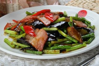 10腊肉茄皮烧蒜苔-369饼庄