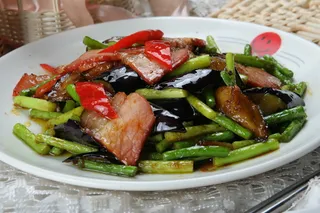 10腊肉茄皮烧蒜苔-369饼庄