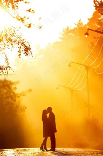 马路上亲吻的情侣图片 马路上亲吻的情侣图片