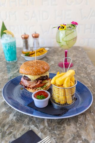 黄色美味汉堡摄影素材