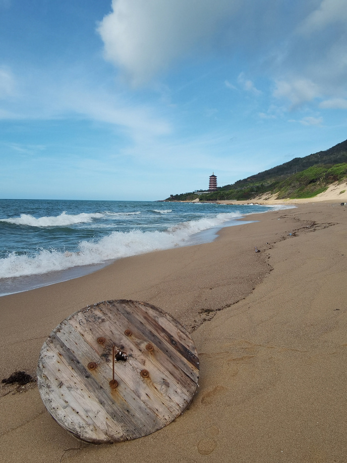 蓝天白云海浪沙滩层塔