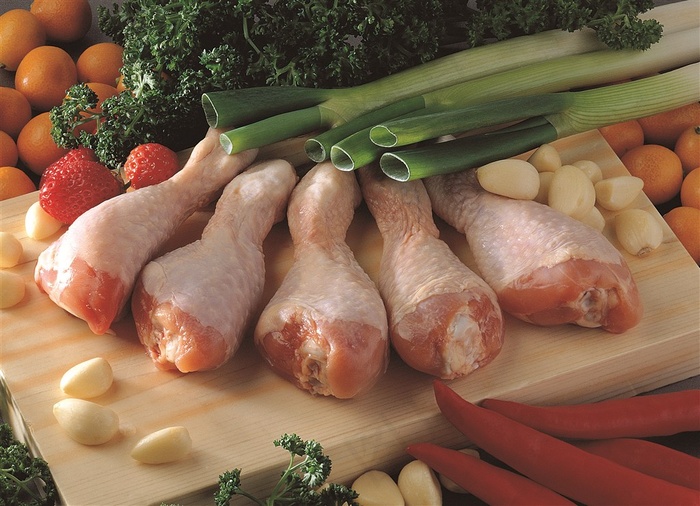 食材生鸡腿与配菜的摆盘美食图片