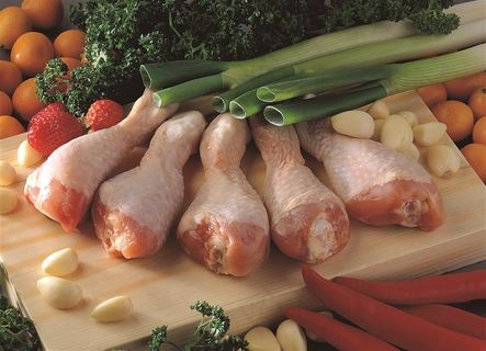 食材生鸡腿与配菜的摆盘美食图片