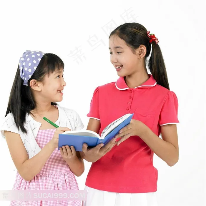 看书的两个女孩素材