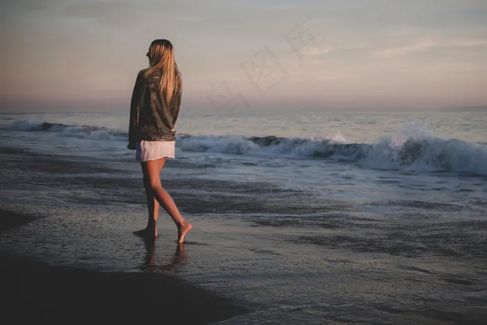 非主流海边美女背影图片
