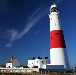 蓝天下白云下的灯塔