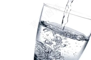 往杯子里倒水的高清图片