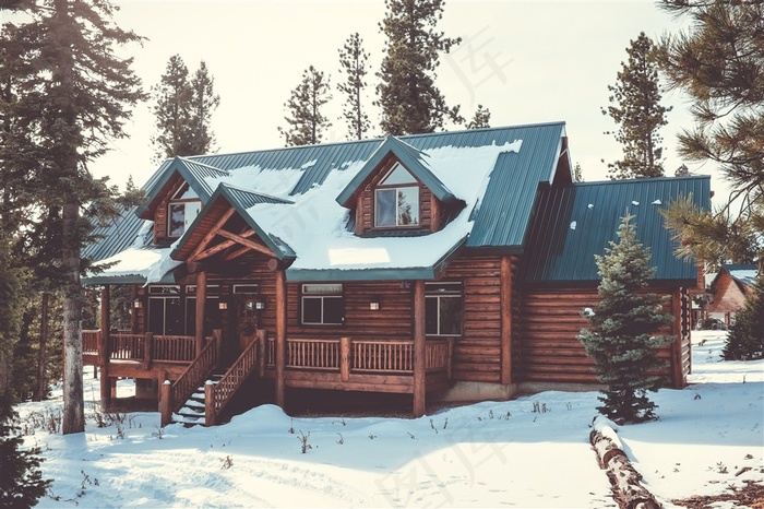 被雪覆盖的小屋高清摄影