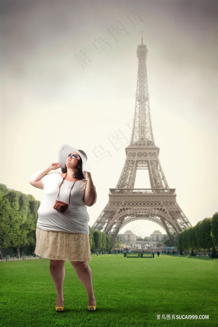 和埃菲尔铁塔合影的肥胖女性图片