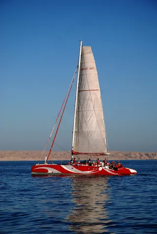 白色立体帆船图片