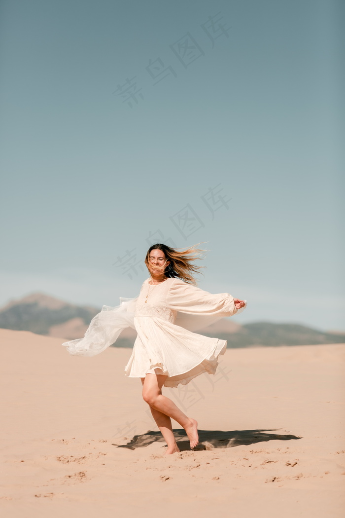 个性美女沙漠写真图片