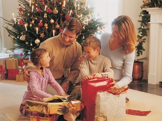 圣诞节室内人物父母陪他们的孩子拆新年礼物场景圣诞送礼物(139)