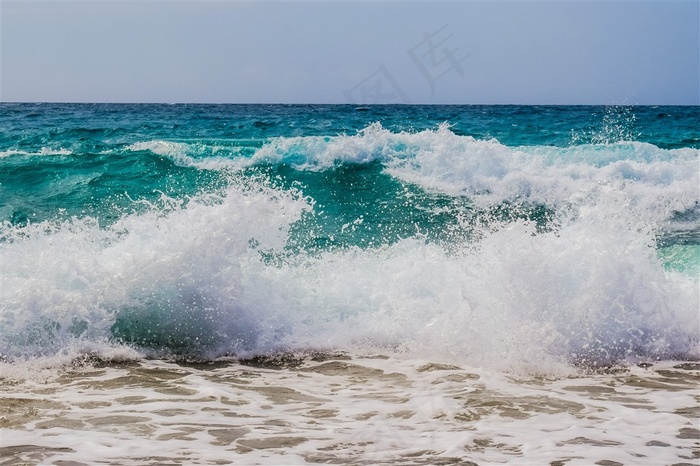 大海波浪翻涌的图片