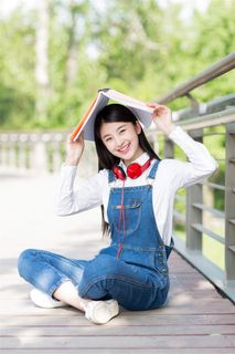 听音乐的青春美女 听音乐的青春美女