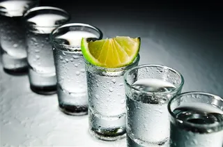 装满了酒的杯子