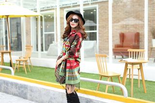 户外丝巾女模特特写图片