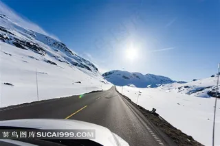 雪山上的公路风景