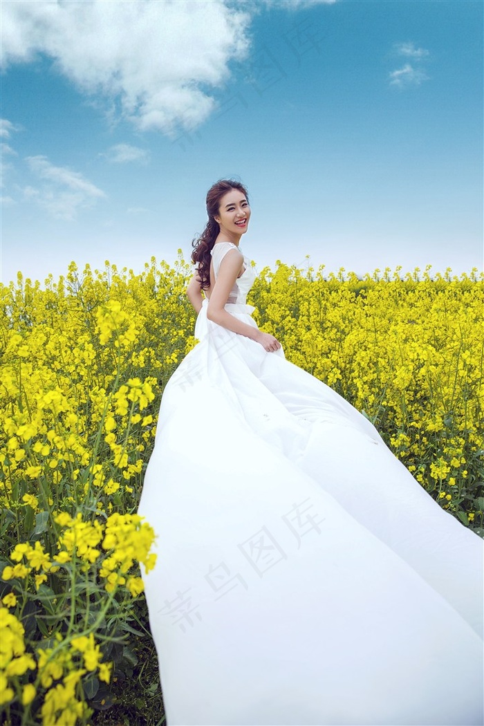 油菜花海中的白裙美女