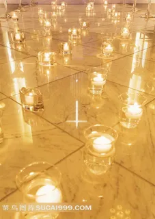 地砖上摆满的烛台 地砖上摆满的烛台